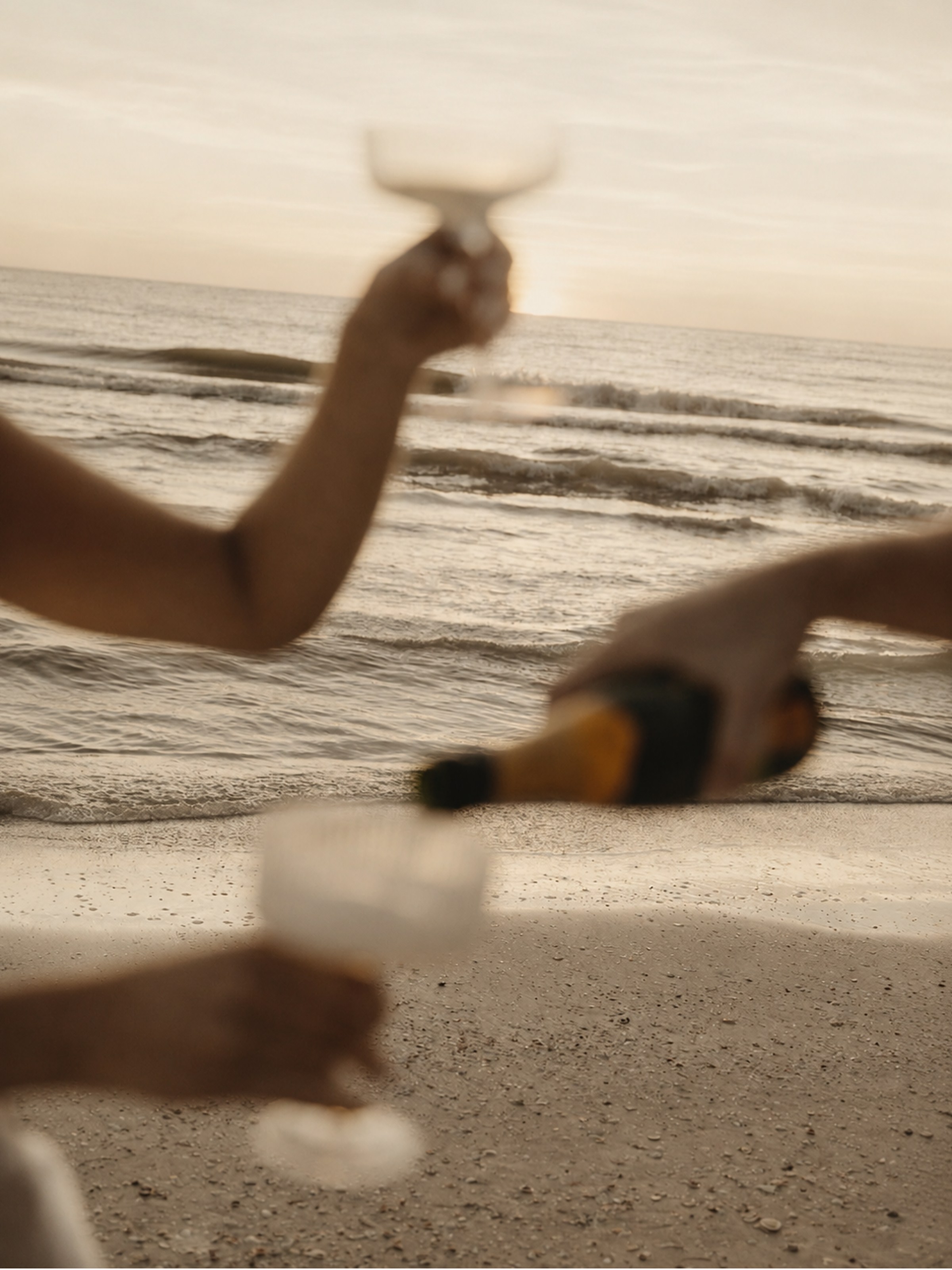 Brindis al atardecer frente al mar
